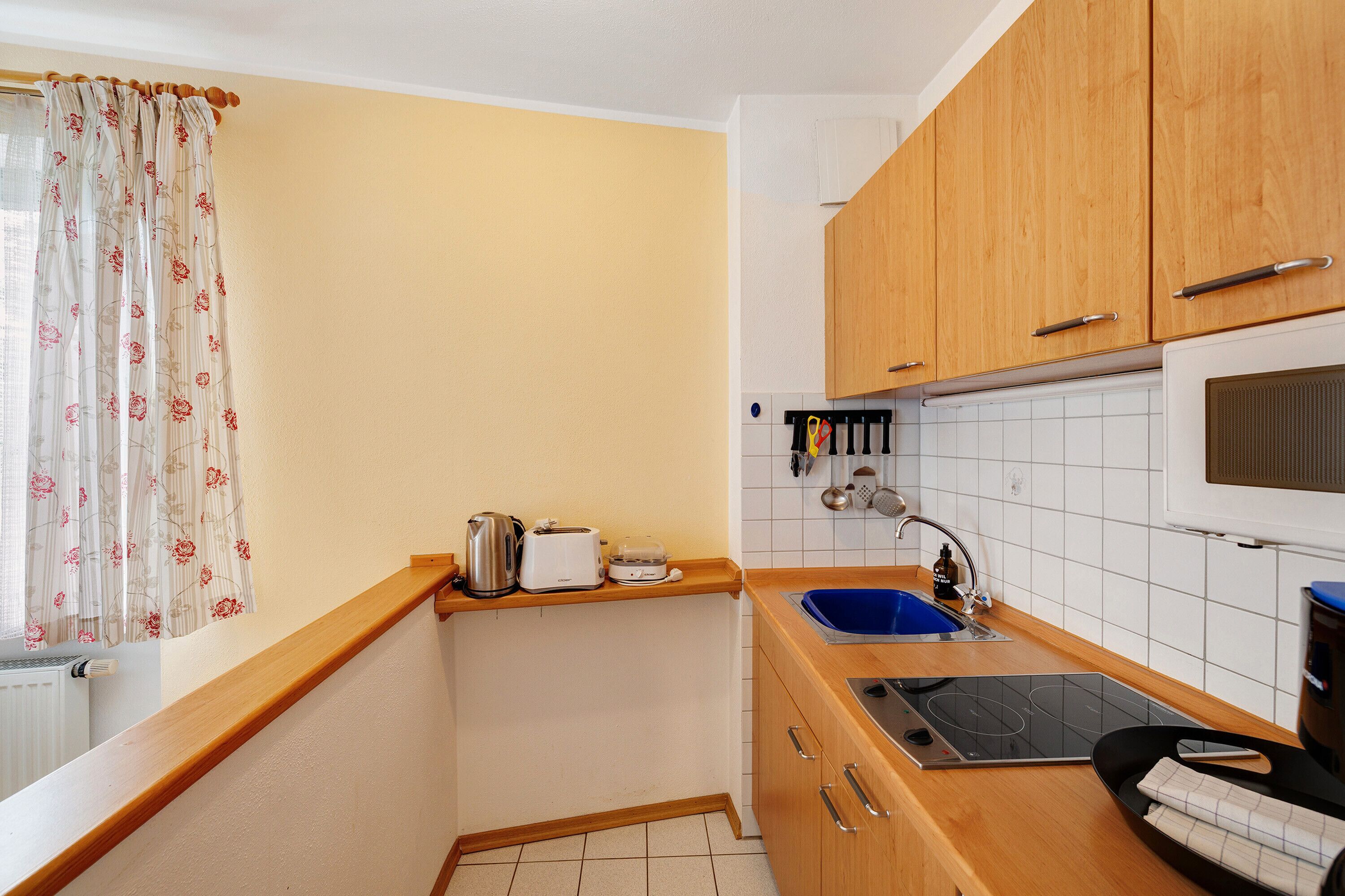 Kühlschrank, Mikrowelle, Herdplatte, Wasserkocher mit Kaffee-/Teezubehör