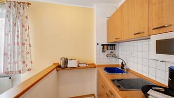 Kühlschrank, Mikrowelle, Herdplatte, Wasserkocher mit Kaffee-/Teezubehör