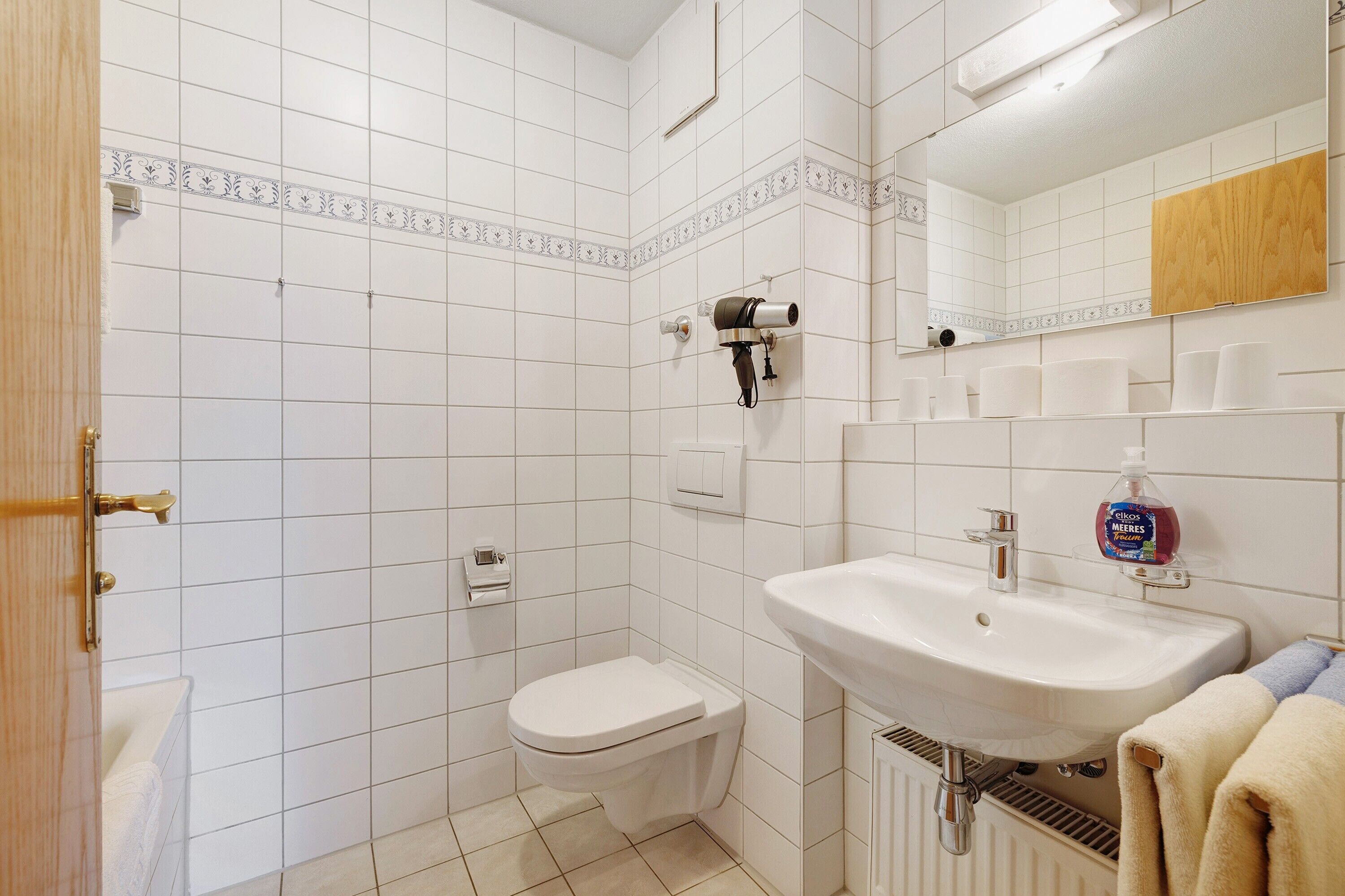 Douche, sèche-cheveux, serviettes fournies