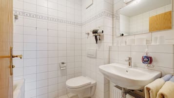 Douche, sĂšche-cheveux, serviettes fournies