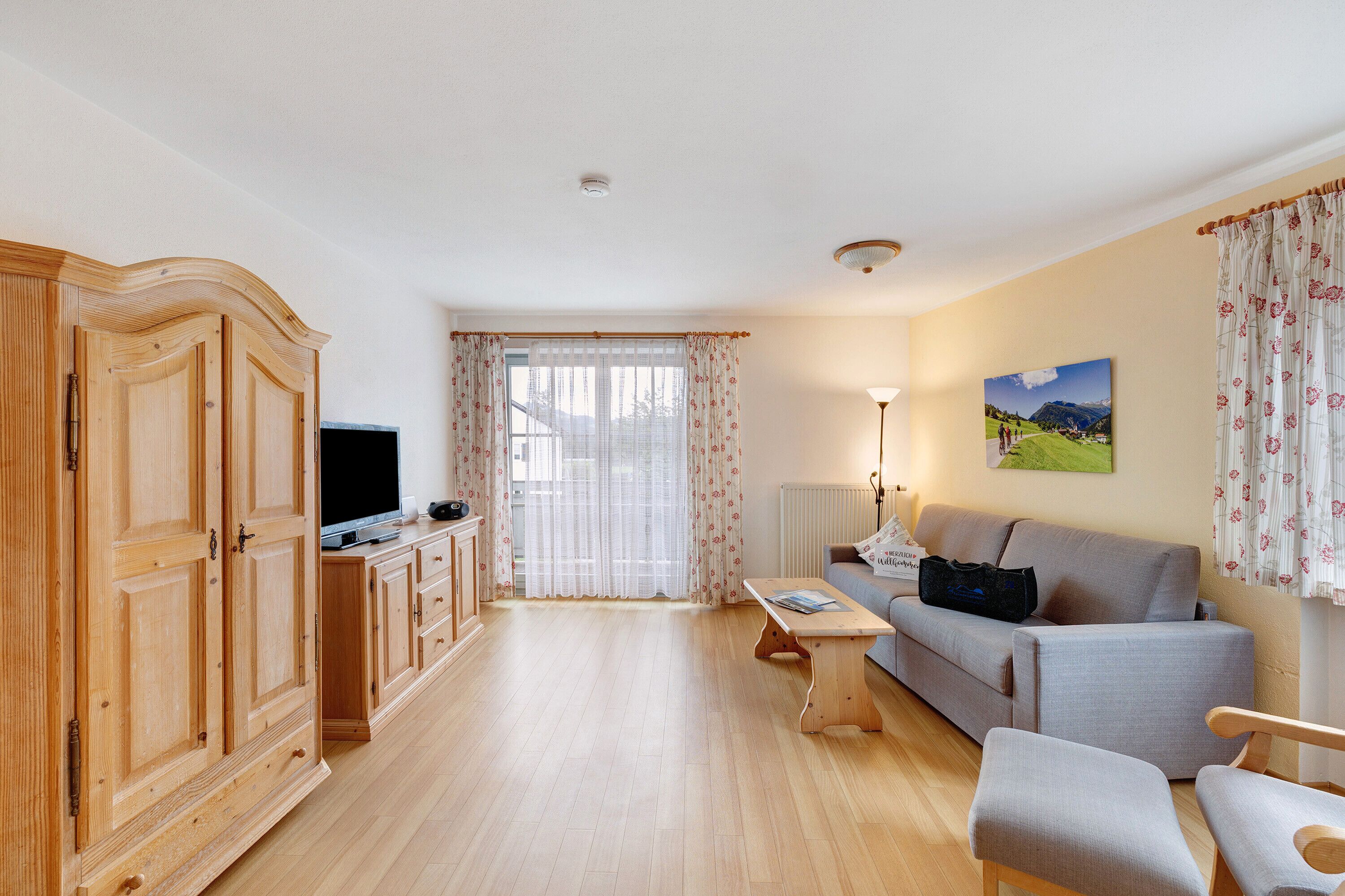 Een televisie en een tafeltennistafel