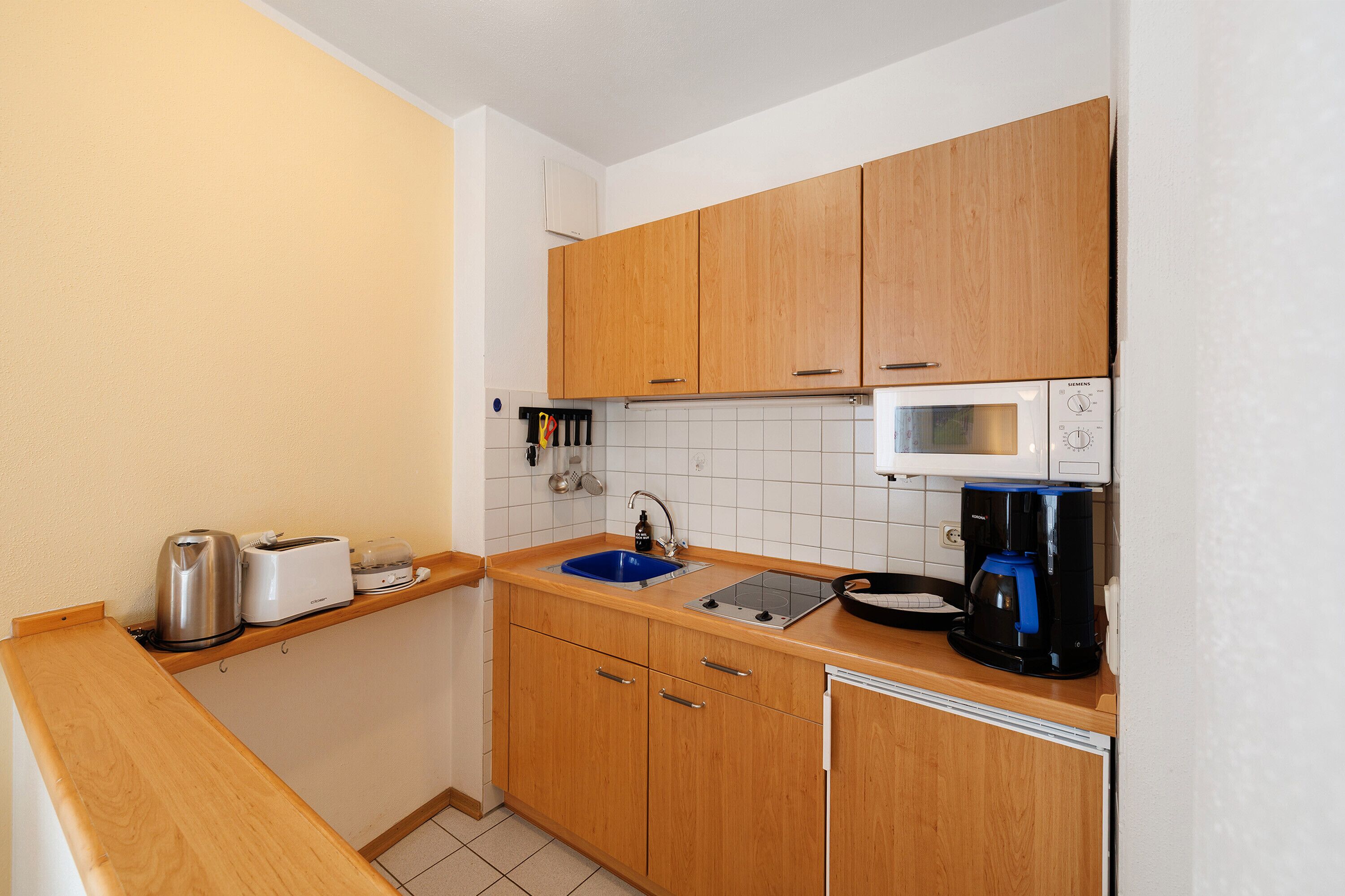 Frigorífico, microondas, placa de cocina y cafetera o tetera