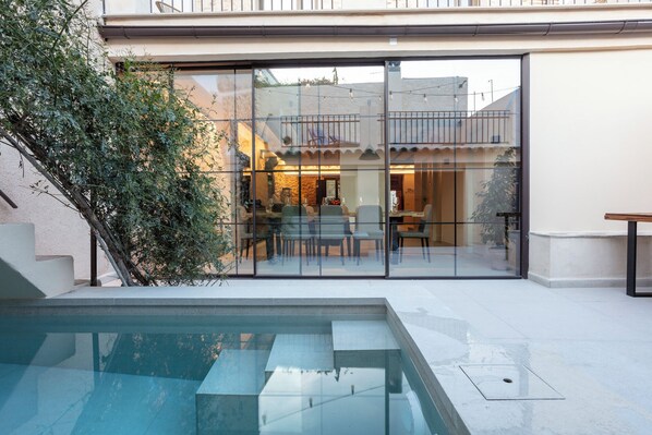 Una piscina al aire libre