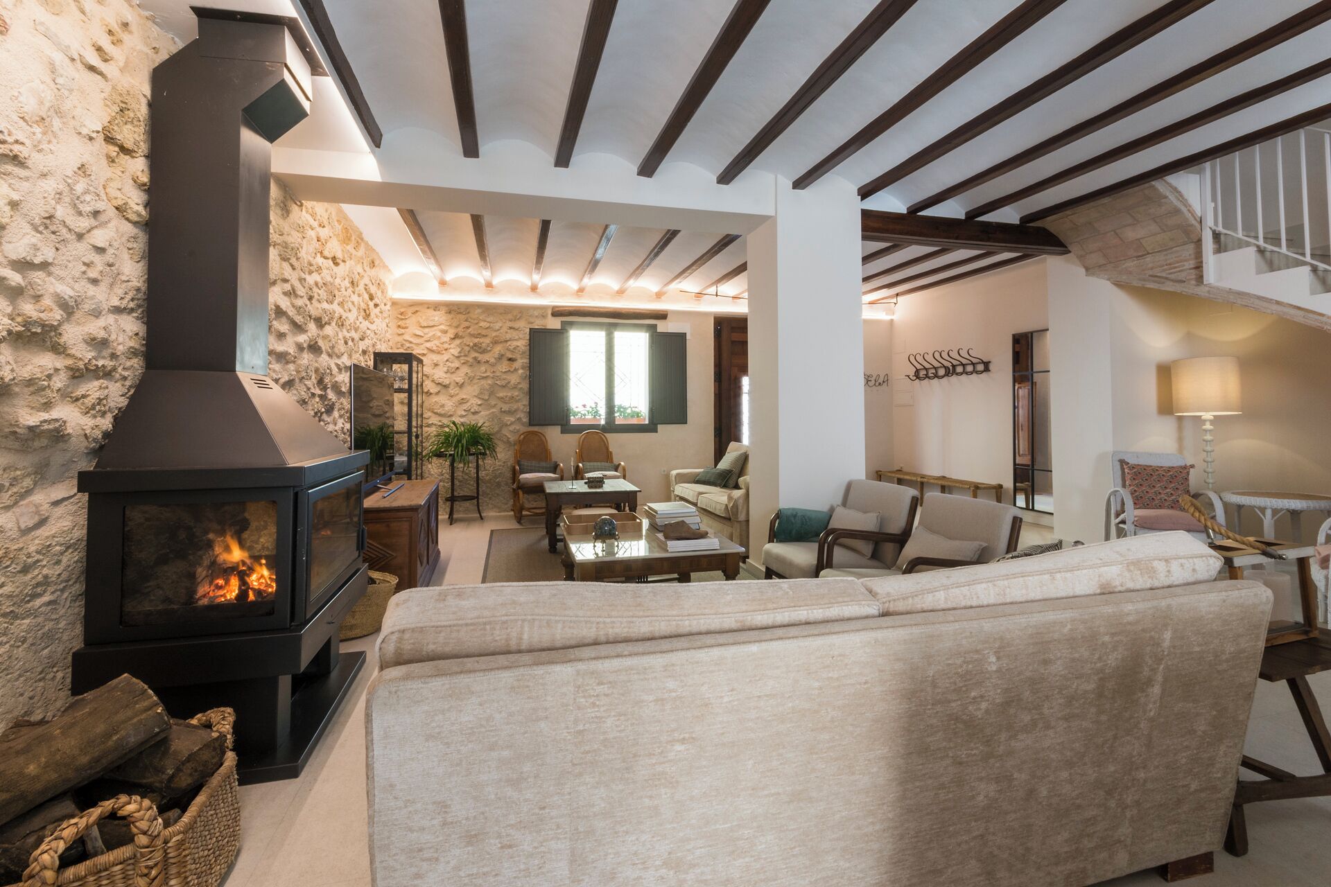 Una televisión, una chimenea