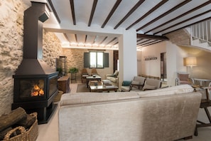 Una televisión, una chimenea