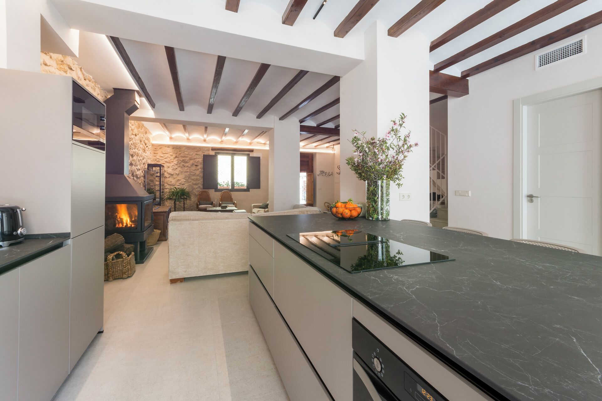 Microondas, horno, placa de cocina y lavavajillas