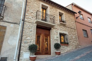 تفاصيل الفندق من الخارج