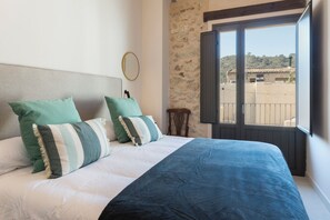 5 bedrooms, desk, iron/ironing board, WiFi