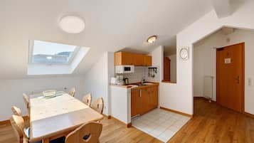 Kühlschrank, Mikrowelle, Herdplatte, Wasserkocher mit Kaffee-/Teezubehör