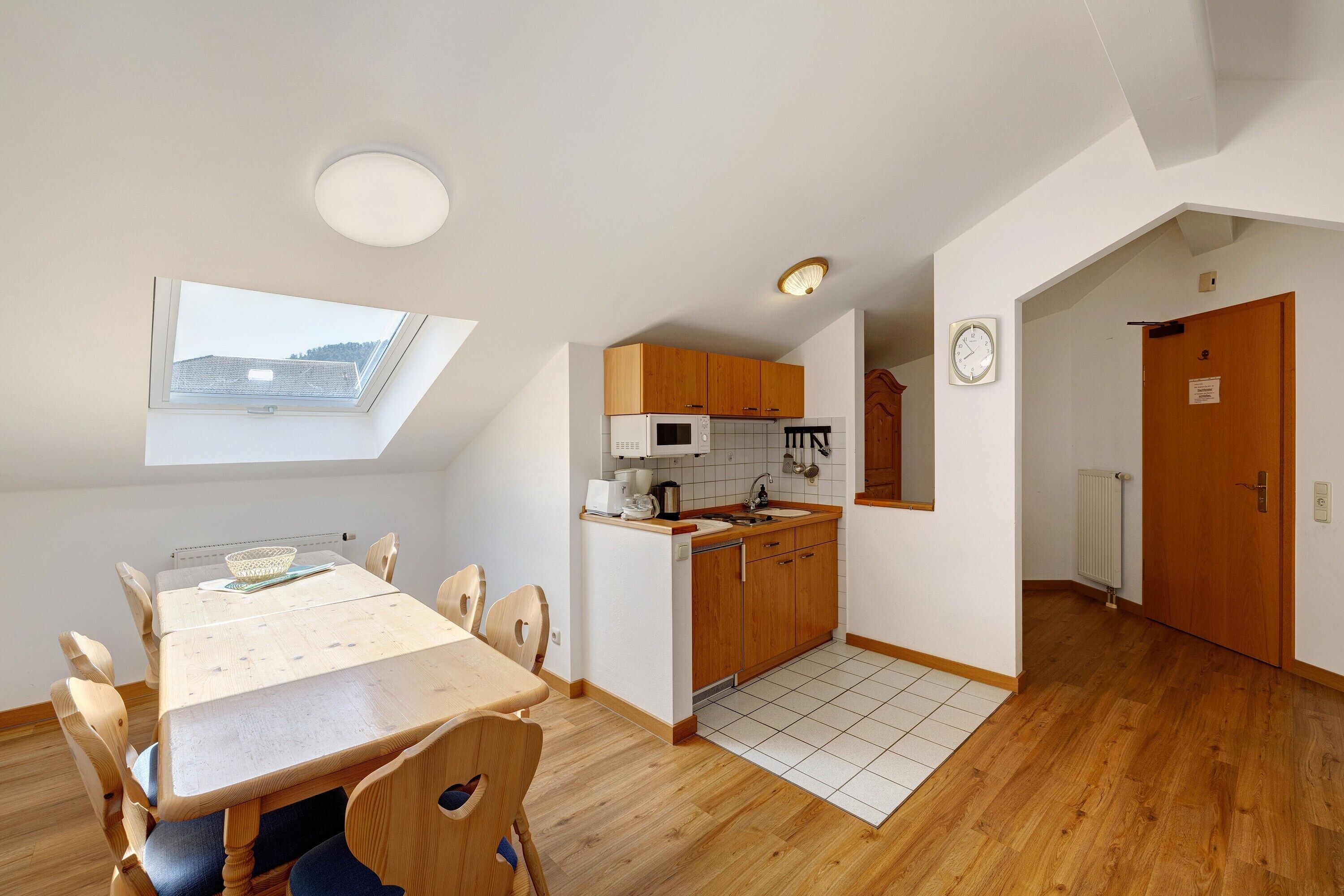 Jääkaappi, mikroaaltouuni, liesi, kahvin-/teenkeitin