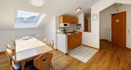 Ferienwohnung 'Brünnstein-Zimmer 60' mit Bergblick, Gemeinschaftsgarten und Wi-Fi