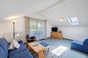 TV, ping pong - Apartment 'Brünnstein Room 60' with Mountain View, Shared Garden & Wi-Fi (Oberaudorf)