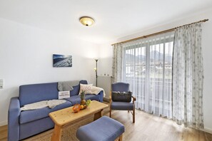 Living area - Holiday Apartment 'Fewo Brünnstein Romantikwohnung - No. 35 Pool, Sauna' with Mountain View and Wi-Fi (Oberaudorf)