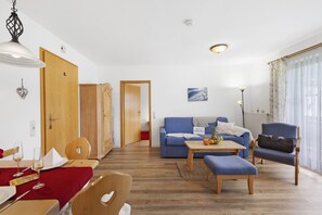 TV, tavolo da ping pong