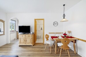 Dining - Holiday Apartment 'Fewo Brünnstein Romantikwohnung - No. 35 Pool, Sauna' with Mountain View and Wi-Fi (Oberaudorf)