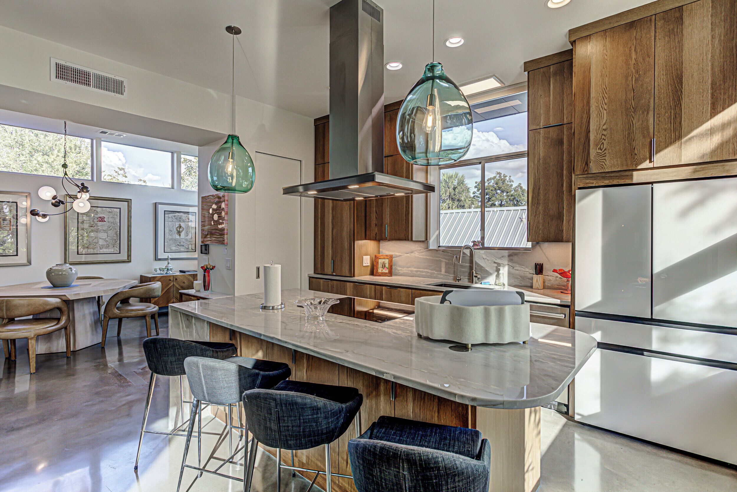 Jääkaappi, mikroaaltouuni, uuni, liesi