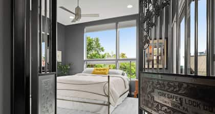 Downtown Austin Gem I Pet-friendly 4BR home w/ fire pit & fenced yard