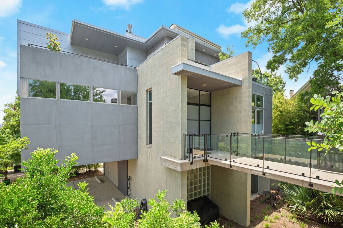 Downtown Austin Gem I Pet-friendly 4BR home w/ fire pit & fenced yard