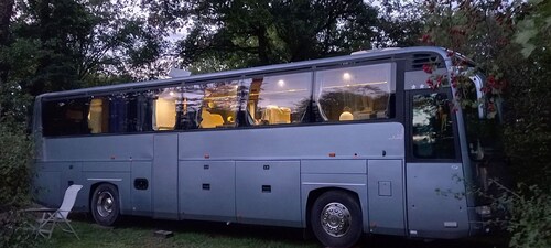 Unique et Insolite : Bus "Iliade" dans un environnement de verdure et de détente