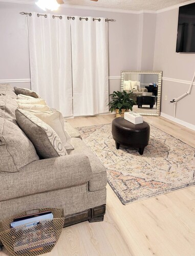 Creekside Retreat cozy studio with fitness center in charming Stockbridge