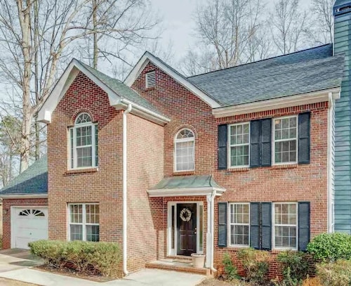 Creekside Retreat cozy studio with fitness center in charming Stockbridge