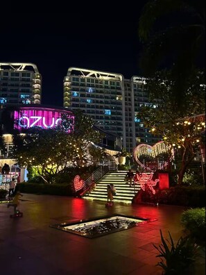 Façana frontal de l'allotjament (vespre/nit)