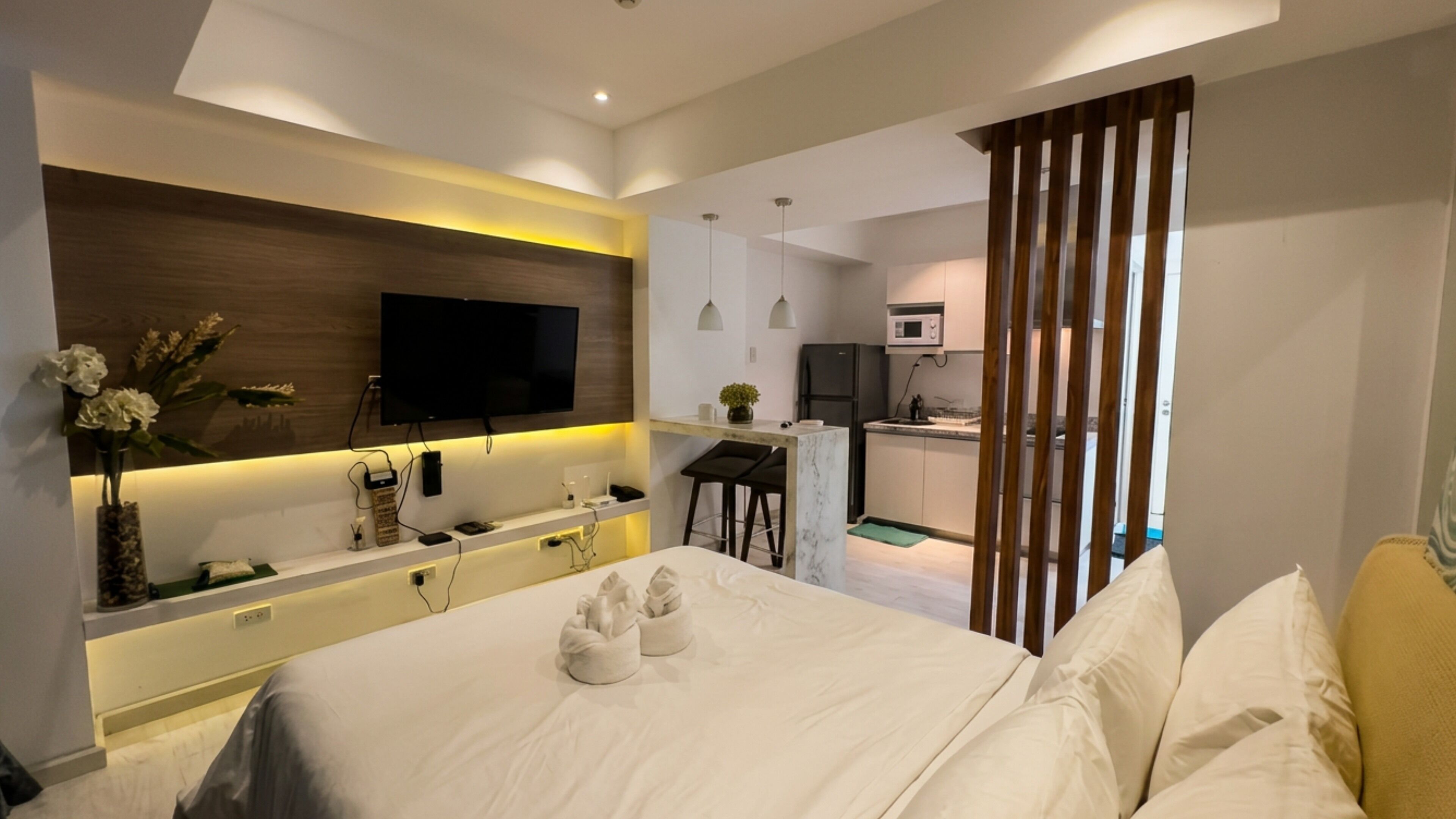Deluxe Studio Suite, Pool View | Premium bedding, free WiFi, bed sheets