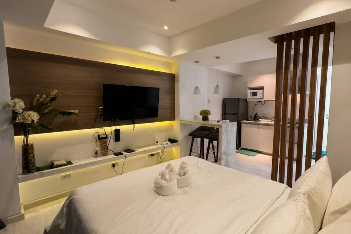 ห้องดีลักซ์สตูดิโอสวีท, วิวสระว่ายน้ำ | เครื่องนอนระดับพรีเมียม, Wi-Fi ฟรี, ผ้าปูที่นอน