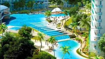 Een privéstrand, wit zand, ligstoelen aan het strand, parasols