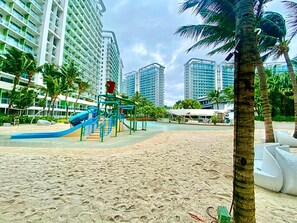 Platja privada, platja de sorra blanca i gandules de platja 