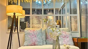 Deluxe Suite, City View | Living area