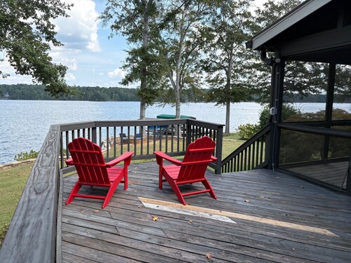 3-bed/3-bath house on Lake Oconee with amazing view!