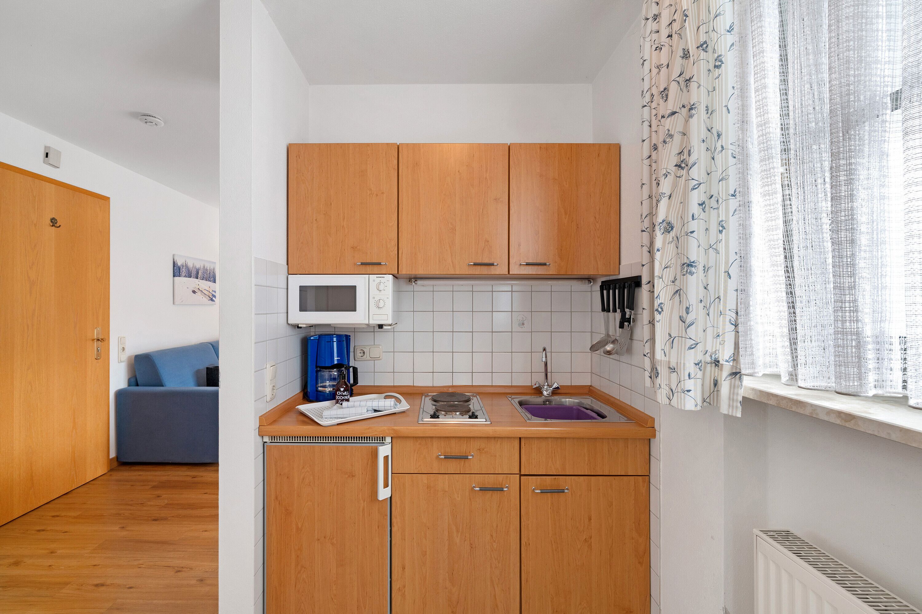 Kühlschrank, Mikrowelle, Herdplatte, Wasserkocher mit Kaffee-/Teezubehör