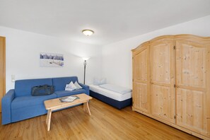 TV, ping pong - Studio Apartment 'Fewo Brünnstein- Nr 42: Pool, Sauna, Mountain View, Garden, Wi-Fi (Oberaudorf)