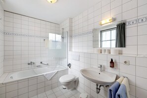 Shower, hair dryer - Studio Apartment 'Fewo Brünnstein- Nr 42: Pool, Sauna, Mountain View, Garden, Wi-Fi (Oberaudorf)
