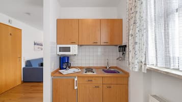 Refrigerador, microondas, parrilla de estufa y cafetera y tetera