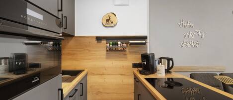 Kjøleskap, mikrobølgeovn, ovn og kokeplater