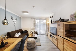 TV, ping pong - Apartment 'Fewo Brünnstein - No. 2, Pool, Sauna' with Mountain View, Private Terrace & Wi-Fi (Oberaudorf)