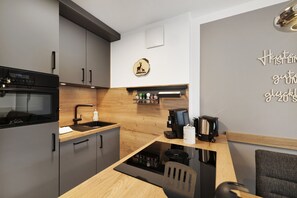 Frigorífico, microondas, horno y placa de cocina