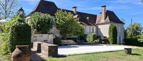 المنطقة المحيطة بالمنشأة