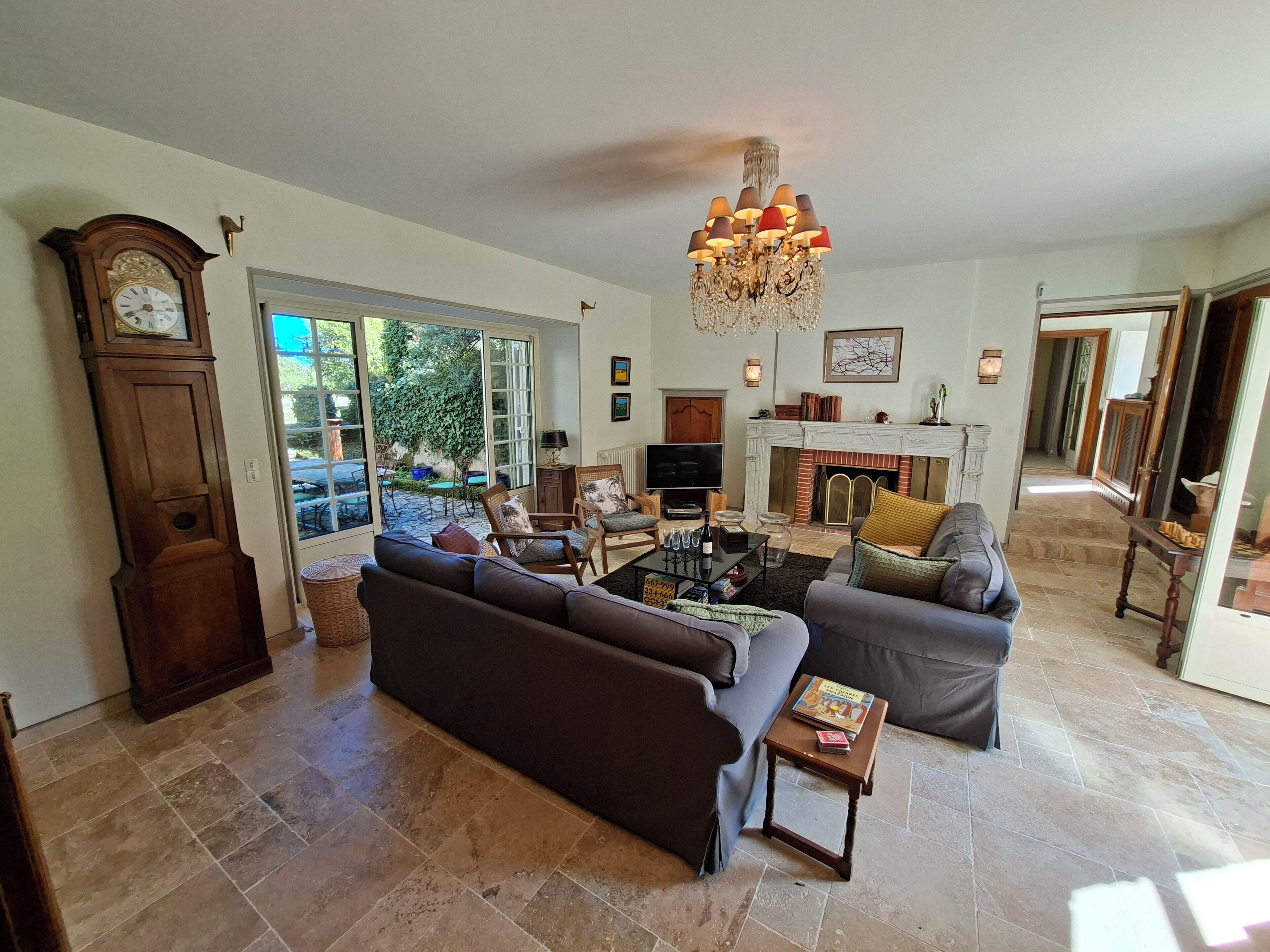 Smart TV, caminetto, videogiochi, lettore DVD