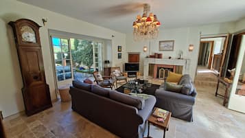 Smart TV, caminetto, videogiochi, lettore DVD