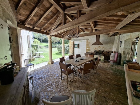 屋外ダイニングエリア. Beautiful 17th century manor house, with park & swimming pool. Ideally located in the Dordogne.