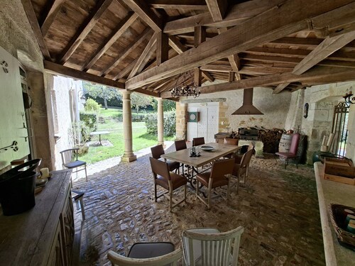 Beau manoir du 17e siècle, avec parc & piscine.
Idéalement situé en Dordogne.