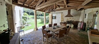 Beautiful 17th century manor house, with park & swimming pool. Ideally located in the Dordogne.