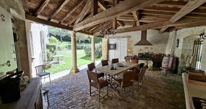Beau manoir du 17e siĂšcle, avec parc & piscine.
Idéalement situé en Dordogne.