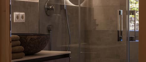Shower, hair dryer, bidet, towels