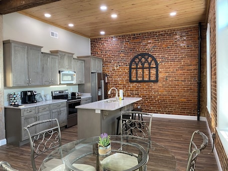 電子レンジ、オーブン、コンロ、食器洗い機. Repurposed space upstairs on LaFayette Square