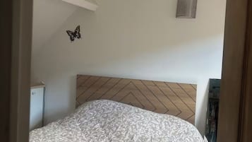 Tabla de planchar con plancha, wifi y ropa de cama