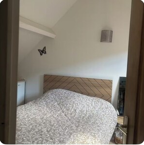 Tabla de planchar con plancha, wifi, ropa de cama